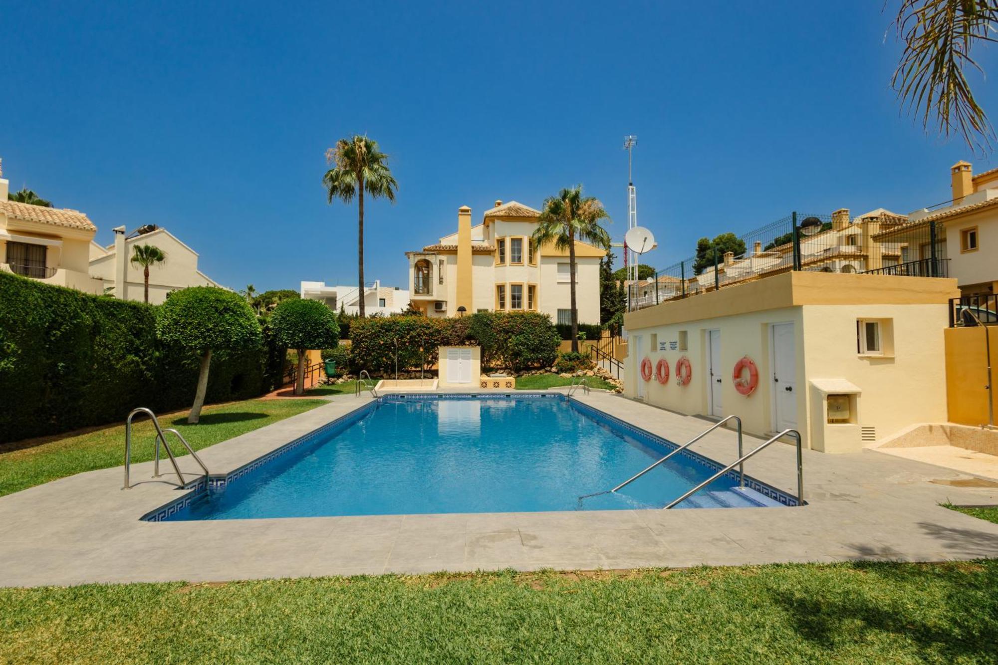 Beautiful Townhouse Walking Distance To The Beach In Costabella, มาร์เบยา ภายนอก รูปภาพ