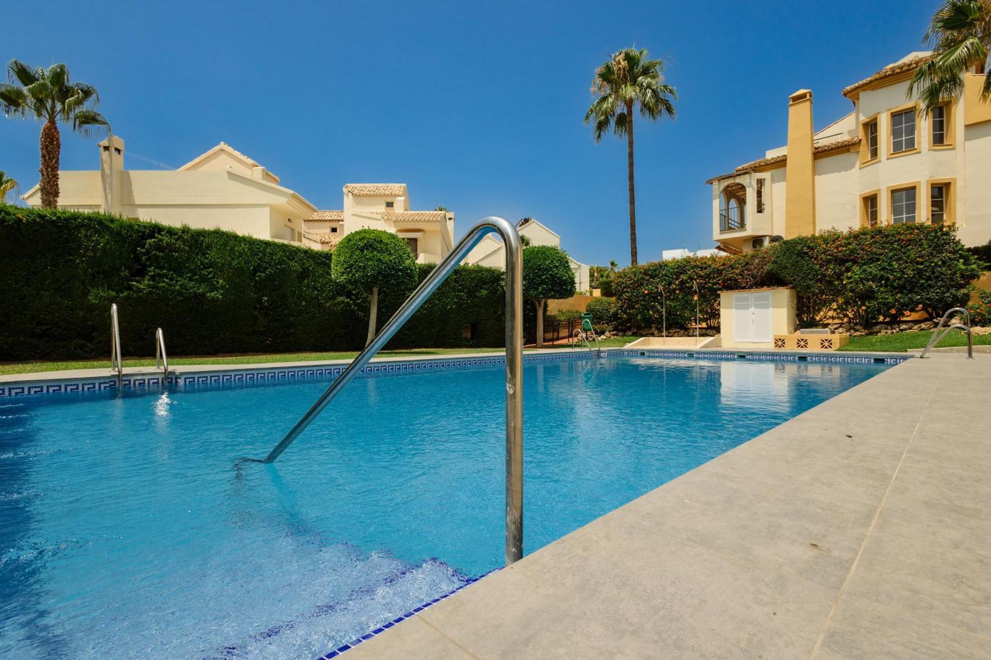 Beautiful Townhouse Walking Distance To The Beach In Costabella, มาร์เบยา ภายนอก รูปภาพ