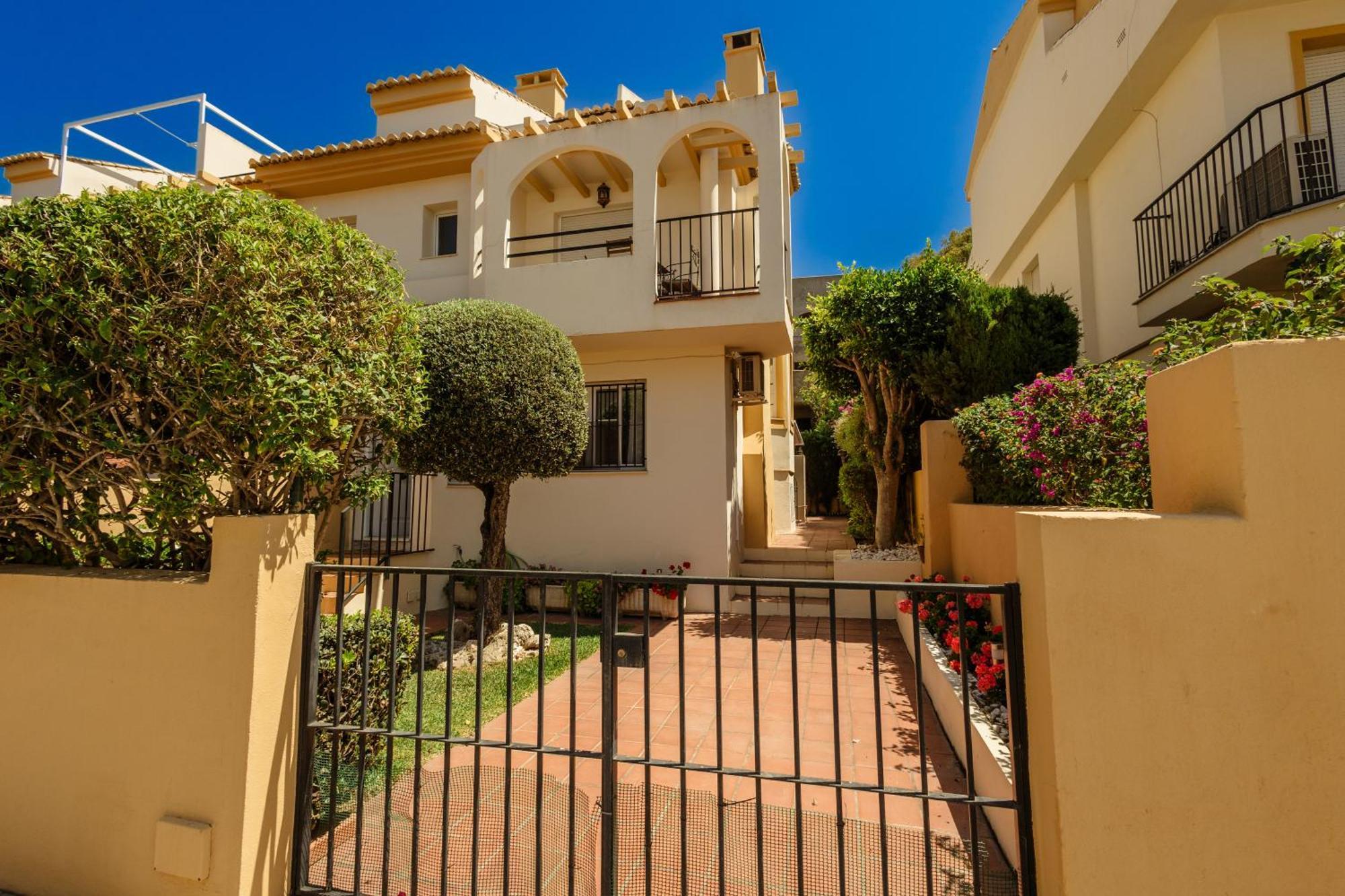 Beautiful Townhouse Walking Distance To The Beach In Costabella, มาร์เบยา ภายนอก รูปภาพ